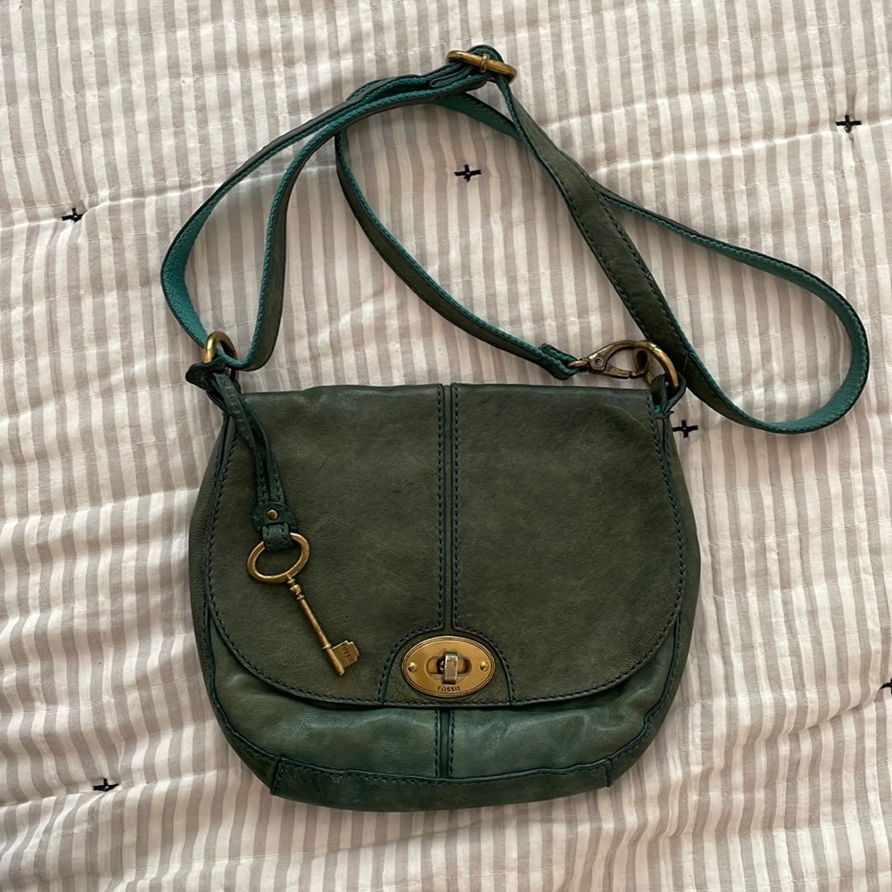 This green purse is a great size for a day of sightseeing.